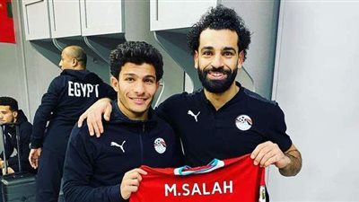 محمد صلاح يهدي قميصه لإسلام عيسى
