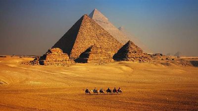 كاتب سعودي يدعو لإيجار الأهرامات والآثار المصرية لشركات أجنبية