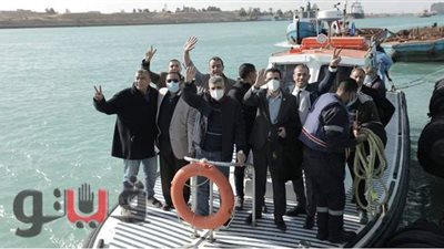 محافظ الإسماعيلية يهنئ الفريق أسامة ربيع بنجاح عملية تعويم السفينة الجانحة