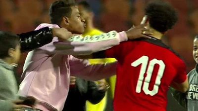 عمرو أديب عن هجوم الجمهور على محمد صلاح: مين العيال دي.. هو إحنا في حارة شعبية | فيديو