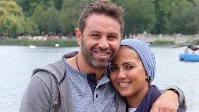 كان شكله غريب وخطبني بسابوه.. زوجة حازم إمام تكشف طرائف وعجائب في قصة خطبتهما | فيديو