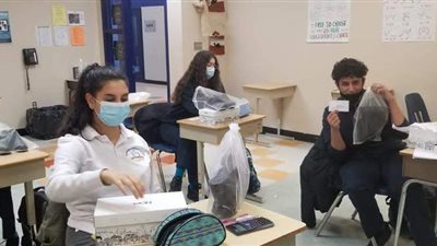 أطفال وشباب مدرسة مصرية بكندا يهدون مستلزمات لنظرائهم بـ 