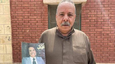 العشرات يحيون الذكرى الـ٤٤ لوفاة عبد الحليم حافظ أمام مقبرته | صور