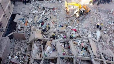 تفاصيل التحقيقات في انهيار عقار جسر السويس.. أخذ عينات من الضحايا.. ومشادة بين مالك العقار ورئيس اتحاد الملاك قبل الحادث