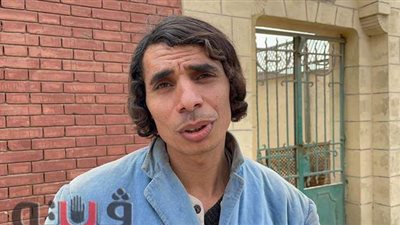 أحد محبي عبد الحليم حافظ يحيي ذكرى وفاته أمام مقبرته بالغناء | فيديو