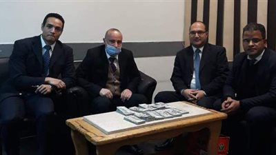 جمارك مطار القاهرة تضبط 108 آلاف دولار بحوزة راكب نيجيري