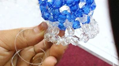 يضيء ليالي الشهر الكريم.. الصعايدة يبتكرون نوعا جديدا من الفوانيس الخرز| صور