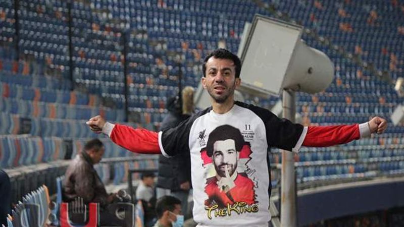 مشجع يرتدي تيشيرت