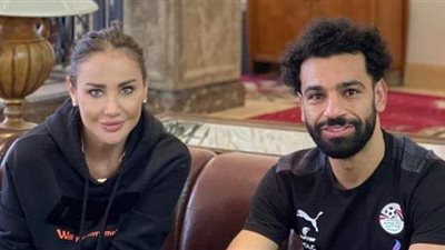 مصممة أزياء لبنانية تنشر صورة برفقة محمد صلاح خلال معسكر المنتخب