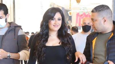 ياسمين عبد العزيز تخطف الأنظار بإطلالة مميزة في أحدث ظهور