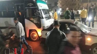 تصادم أتوبيسين وسيارة ملاكي أعلى كوبري بلبيس بالشرقية | صور