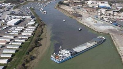 ارتفاعها 80 مترا.. حادثة السفينة الجانحة بقناة السويس تتكرر في ميناء بريطاني | صور