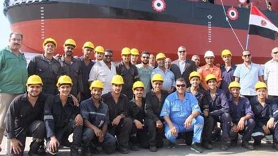 30 صورة تسطر ملحمة أطقم العاملين في تعويم السفينه الجانحة