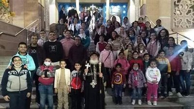 الأنبا إشعياء يجتمع بكهنة إيبارشية طهطا وأسرهم