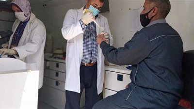 الكشف على 1936 مواطنا بقرية في دير مواس بالمنيا