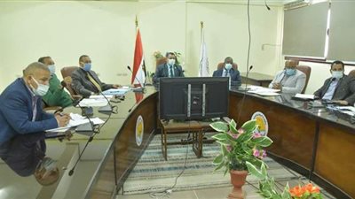 رئيس جامعة الوادي الجديد يترأس اجتماع شئون الطلاب والتعليم