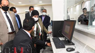 نائب مساعد وزير الخارجية يتفقد مكتب التصديقات والخدمات القنصلية بقنا l صور