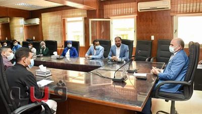 رئيس جامعة الأقصر يبحث جاهزية ملعب كلية السياحة والفنادق