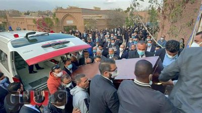 وصول جثمان كمال الجنزوري إلى المقابر استعدادا لدفنه | صور