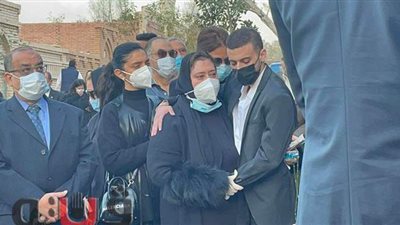 انهيار أسرة الجنزوري أثناء تشييع جثمانه إلى مثواه الأخير | فيديو وصور