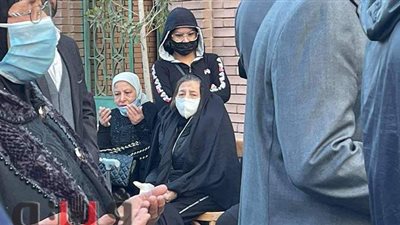 حمل زوجة الجنزوري على كرسي أثناء تشييع جثمانه إلى مثواه الأخير |فيديو