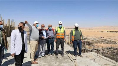 محافظ الوادي الجديد يتفقد أعمال تطوير محيط مجمع المصالح الحكومية بالخارجة