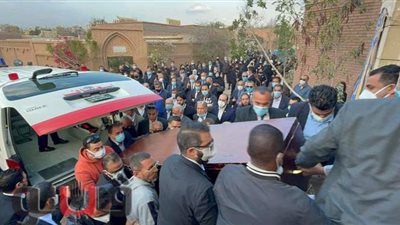 وداعا وزير الفقراء.. جنازة عسكرية للجنزوري.. وزراء وشخصيات عامة يشاركون في دفن جثمانه.. وانهيار أسرته يتصدر المشهد