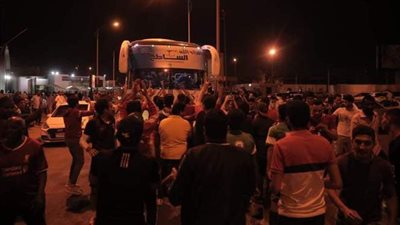 جماهير الأهلي تستقبل اللاعبين في مطار الخرطوم