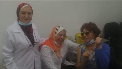 بعد تلقيها الجرعة الأولى من لقاح كورونا.. نبيلة عبيد: فخورة ببلدي