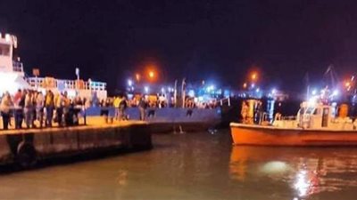 سقوط سيارة تقل أسرة مكونة من 4 أفراد في المجرى الملاحي لقناة السويس