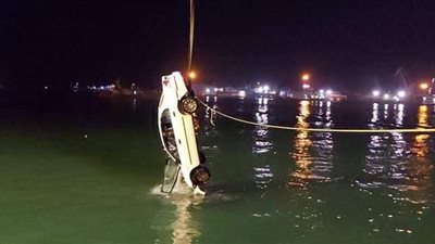 لقطات جديدة من انتشال سيارة بداخلها أسرة سقطت بالممر الملاحي لقناة السويس | فيديو