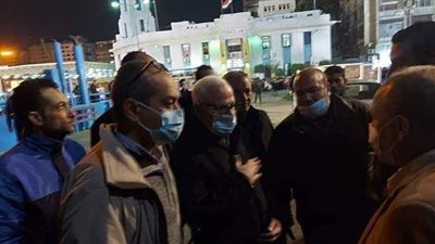 محافظ بورسعيد ينتقل لموقع سقوط سيارة بالمجرى الملاحي لقناة السويس | صور