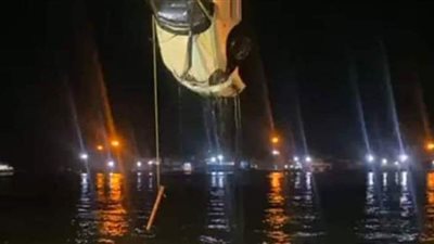 لحظة إنقاذ أسرة سقطت سيارتهم بالمجرى الملاحي لقناة السويس | فيديو