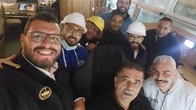 قبطان القاطرة «مصطفى محمود» يكشف كواليس تعويم «إيفر جيفن» | صور