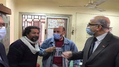 بالطبل البلدي ..العاملون يستقبلون مدير إدارة بنها التعليمية الجديد