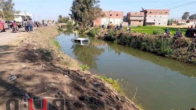 ملحمة الاهالى ..إنقاذ 13 طالبا سقطت بهم سيارة في ترعة بالشرقية | صور