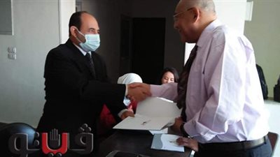 رئيس التنمية الصناعية يسلم 16 وحدة صناعية للمستثمرين بالأقصر