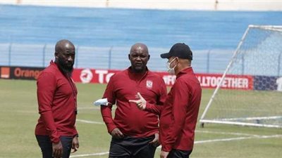 موسيمانى يتفقد ملعب الجوهرة الزرقاء قبل انطلاق المران