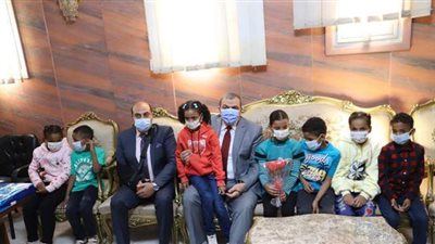 وزير القوى العاملة ومحافظ أسوان يوزعان فوانيس رمضان على الأطفال الأيتام