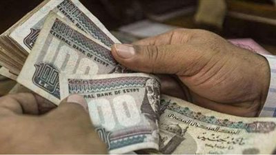 حتى لا تقع فريسة للمزورين.. اعرف الفرق بين العملة الأصلية والمزيفة