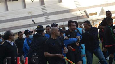 بسبب اشتباكات مباراة بلدية المحلة والحمام.. طارق سامي يخرج في حراسة الشرطة| صور