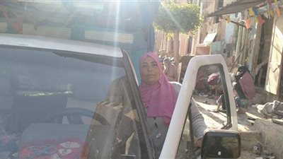 ربع قرن من الشقاء بدأت من سوق الملابس إلى «أسطى نقل».. رحلة كفاح منى مكاوي لتربية أبنائها الـ 6 وتوفير اللقمة الحلال | فيديو