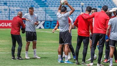 الجهاز الفني ولاعبو الأهلي يحتفلون بعيد ميلاد سعد سمير الـ 32