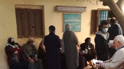 فوضى في مركز لقاح كورونا بعين شمس.. غياب الموظفين وتكدس المواطنين | فيديو