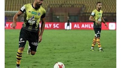 محمد طلعت يرقص على الأغاني الشعبية بصحبة فتاة |فيديو