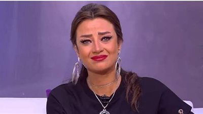 بالأسود وبكاء على الهواء.. رضوى الشربيني في أول ظهور بعد وفاة والدتها: عشت كابوس | فيديو
