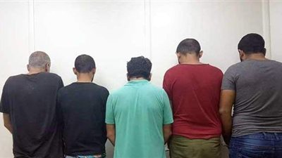 ضبط تشكيل عصابي تخصص في اصطناع وتزوير المحررات الرسمية وترويجها على عملائهم بالنزهة