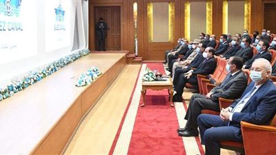 السيسي يشاهد فيلما تسجليا عن مشروع مدينة الدواء بالخانكة|فيديو