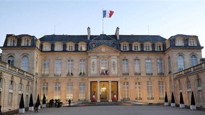 يحمل زجاجة حارقة.. القبض على شخص حاول التسلل إلى قصر الإليزيه