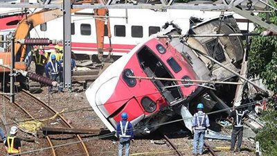 قتلى ومصابون في خروج قطار عن القضبان بتايوان | فيديو وصور